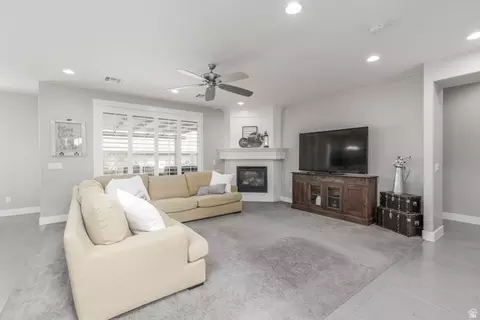 Living - 3934 S Saddleback Rd, Washington, UT 84780 photo 2 of 2