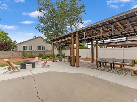 Exterior - 9618 S 760 E, Sandy, UT 84094 photo 2 of 5