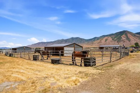 Exterior - 285 E Cimmarron Way N, Erda, UT 84074 photo 7 of 14