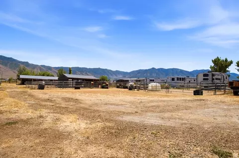 Exterior - 285 E Cimmarron Way N, Erda, UT 84074 photo 5 of 14