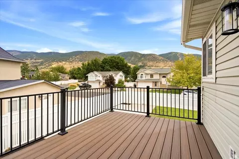 Exterior - 618 Willow Bend Dr, Centerville, UT 84014 photo 4 of 10