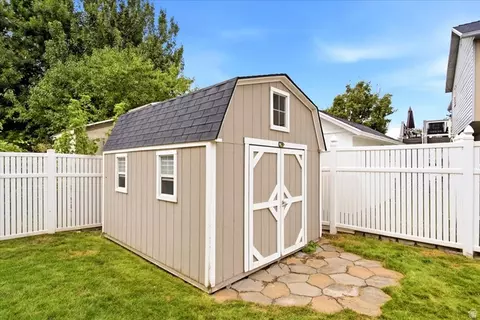 Exterior - 618 Willow Bend Dr, Centerville, UT 84014 photo 9 of 10