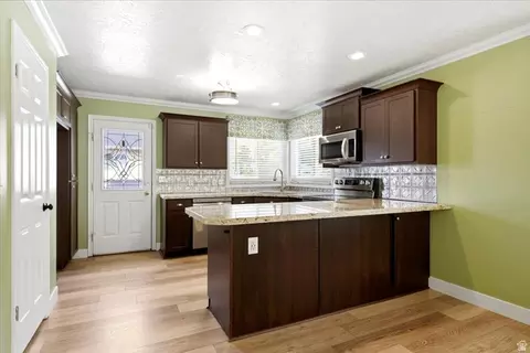 Kitchen - 618 Willow Bend Dr, Centerville, UT 84014 photo 2 of 3