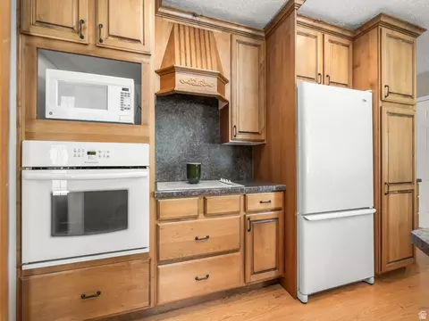 Kitchen - 5382 S 1340 E, Murray, UT 84117 photo 3 of 3