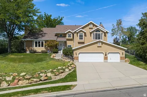 Exterior - 11602 S Hickory Dr E, Sandy, UT 84092 photo 2 of 13