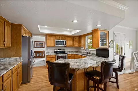Kitchen - 11602 S Hickory Dr E, Sandy, UT 84092 photo 4 of 5