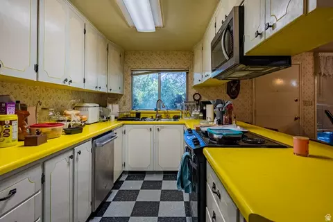 Kitchen - 8730 S Harvard Dr, Sandy, UT 84094 photo 1 of 2