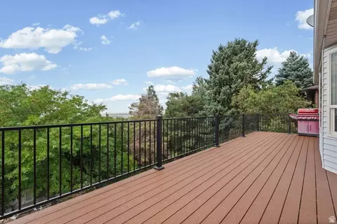 Exterior - 12 S Moss Dr E, Bountiful, UT 84010 photo 3 of 7