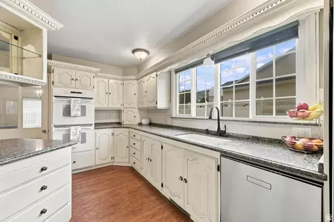 Kitchen - 262 E Center St, Bountiful, UT 84010 photo 2 of 4