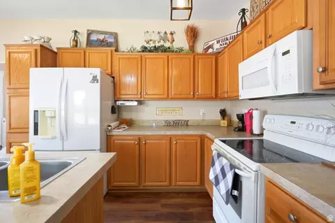 Kitchen - 8787 E Brush Crk, Jensen, UT 84035 photo 6 of 6