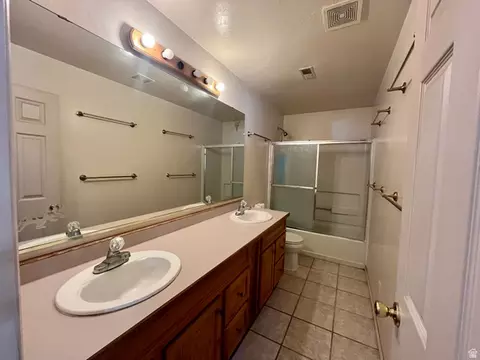 Bath - 766 Huntridge Dr, Moab, UT 84532 photo 1 of 2