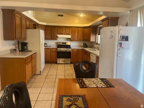 Kitchen - 766 Huntridge Dr, Moab, UT 84532 photo 2 of 4
