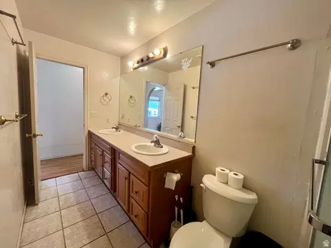 Bath - 766 Huntridge Dr, Moab, UT 84532 photo 2 of 2
