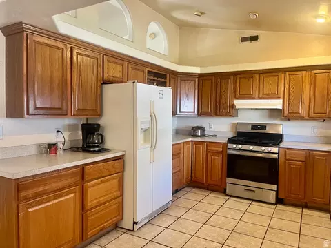 Kitchen - 766 Huntridge Dr, Moab, UT 84532 photo 3 of 4