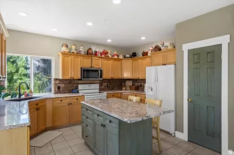 Kitchen - 1333 E Martha Dunyon Cir, Draper, UT 84020 photo 2 of 3