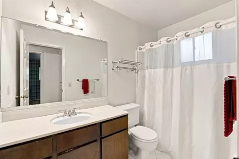 Bath - 2830 E Valley View Ave S, Holladay, UT 84117 photo 2 of 3