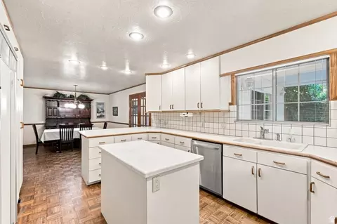Kitchen - 2830 E Valley View Ave S, Holladay, UT 84117 photo 4 of 5