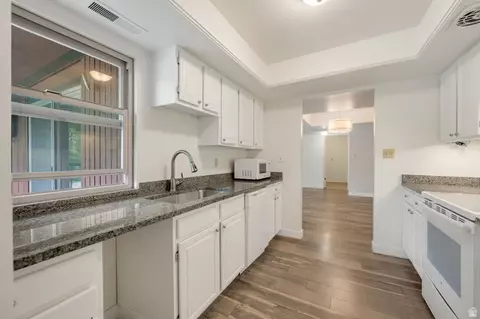 Kitchen - 5572 S Marshwood Ln #E, Murray, UT 84107 photo 2 of 2