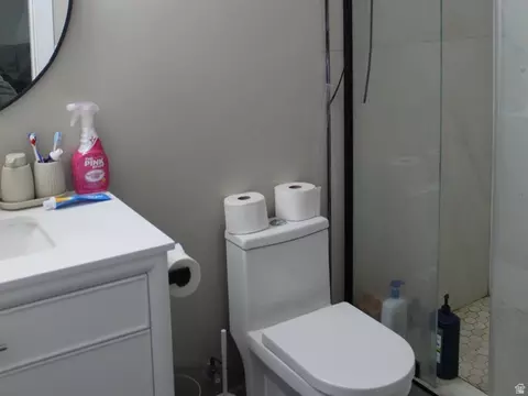 Bath - 3781 E Pawnee Rd, Eagle Mountain, UT 84005 photo 2 of 3