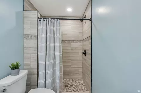Bath - 2194 W Autumn Dr, Mapleton, UT 84664 photo 2 of 6