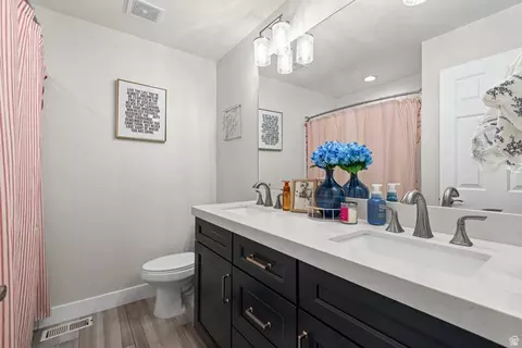 Bath - 1779 E 11170 S, Sandy, UT 84092 photo 2 of 3