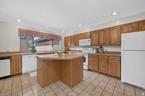Kitchen - 2009 Ridgewood Way, Bountiful, UT 84010 photo 2 of 3