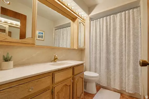 Bath - 2924 E Robidoux Rd, Sandy, UT 84093 photo 2 of 4