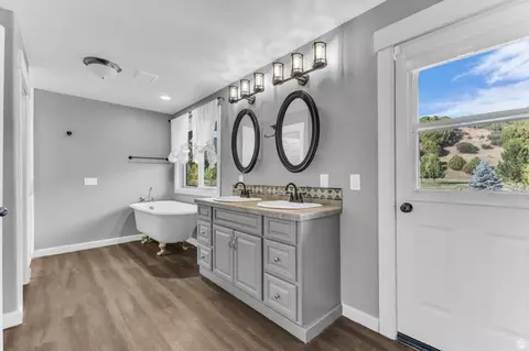 Bath - 615 E Cherry Canyon Dr, Wanship, UT 84017 photo 1 of 5