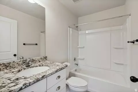 Bath - 4367 E Golden Oak Ln, Eagle Mountain, UT 84005 photo 4 of 4