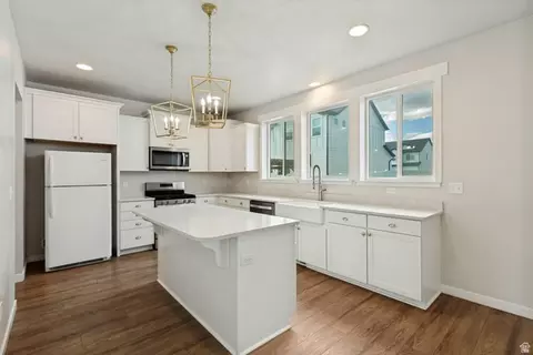 Kitchen - 4367 E Golden Oak Ln, Eagle Mountain, UT 84005 photo 2 of 4
