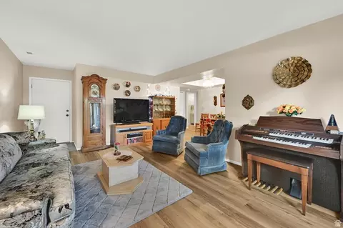 Living - 351 E Peach Ln, Bountiful, UT 84010 photo 3 of 4