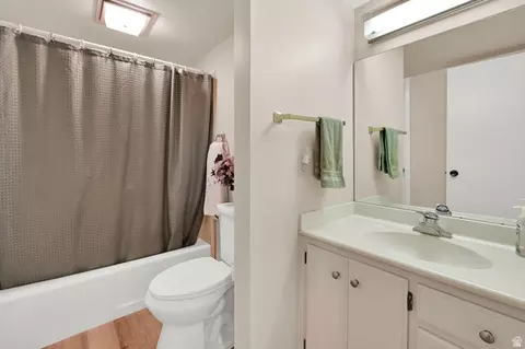 Bath - 351 E Peach Ln, Bountiful, UT 84010 photo 2 of 2