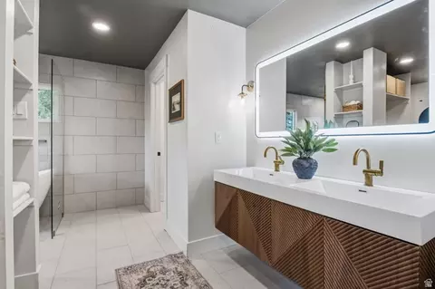 Bath - 4554 S Willow Rd, Holladay, UT 84124 photo 2 of 5