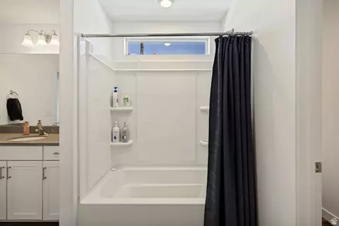 Bath - 995 E Mecham Ave #122, Layton, UT 84040 photo 2 of 4