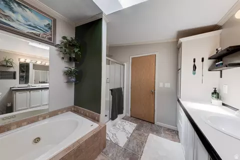 Bath - 1885 Plateau Cir, Moab, UT 84532 photo 2 of 3