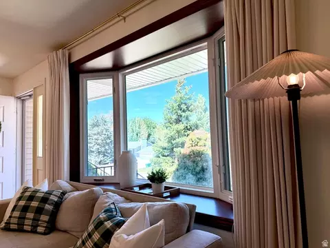 Living - 916 E Sunburn Ln, Sandy, UT 84094 photo 3 of 6
