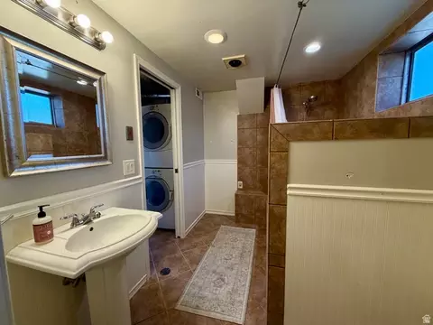 Bath - 916 E Sunburn Ln, Sandy, UT 84094 photo 2 of 4