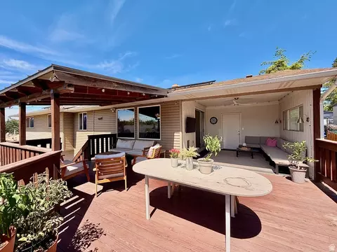 Exterior - 916 E Sunburn Ln, Sandy, UT 84094 photo 5 of 10