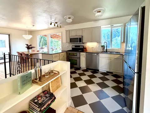Kitchen - 916 E Sunburn Ln, Sandy, UT 84094 photo 2 of 5