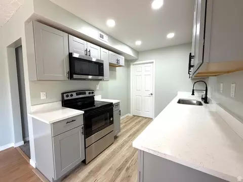 Kitchen - 916 E Sunburn Ln, Sandy, UT 84094 photo 5 of 5