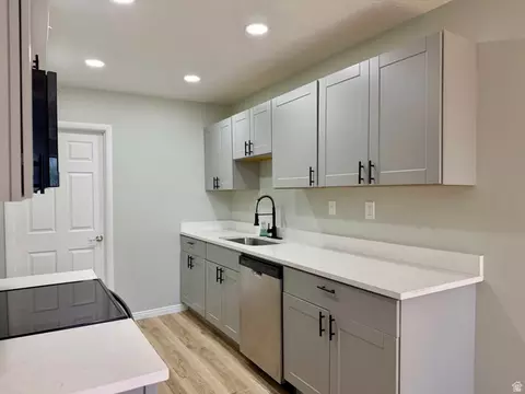 Kitchen - 916 E Sunburn Ln, Sandy, UT 84094 photo 4 of 5