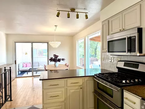 Kitchen - 916 E Sunburn Ln, Sandy, UT 84094 photo 3 of 5