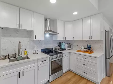 Kitchen - 10554 S Bay Meadow Dr E #2, Sandy, UT 84092 photo 4 of 5