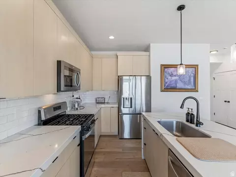 Kitchen - 10554 S Bay Meadow Dr E #2, Sandy, UT 84092 photo 2 of 5