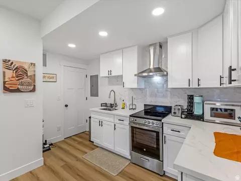 Kitchen - 10554 S Bay Meadow Dr E #2, Sandy, UT 84092 photo 5 of 5