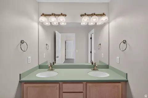 Bath - 1305 S Alpine Way E, Provo, UT 84606 photo 3 of 5
