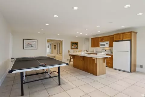 Kitchen - 1714 Ridge Point Dr E, Bountiful, UT 84010 photo 10 of 13