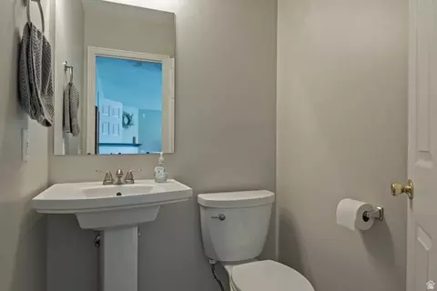 Bath - 236 E Ashbrook Cir, Midvale, UT 84047 photo 6 of 6