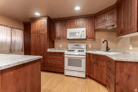 Kitchen - 10162 S Solstice View Dr W, Copperton, UT 84006 photo 3 of 4