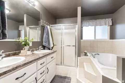 Bath - 10162 S Solstice View Dr W, Copperton, UT 84006 photo 2 of 4